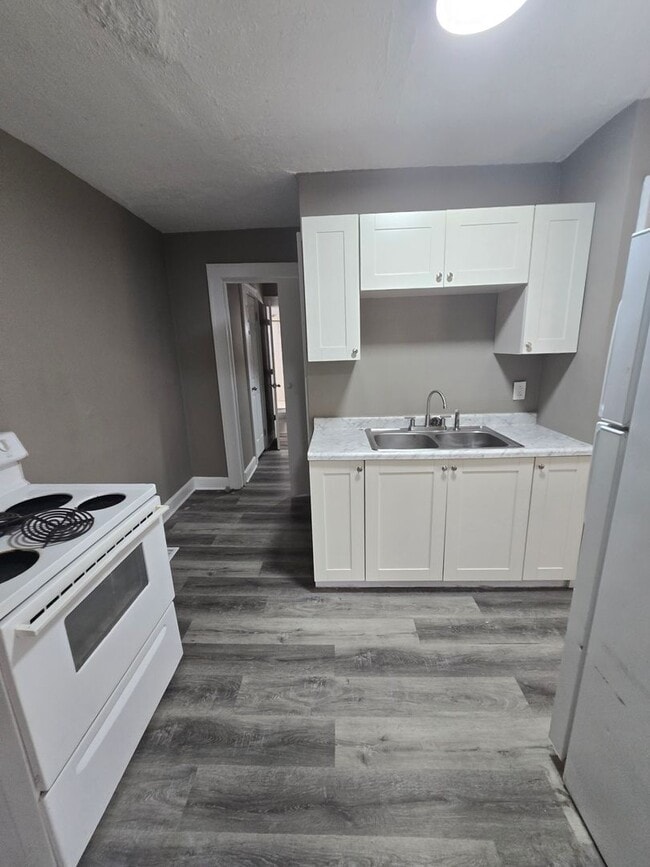 Building Photo - Spacious One Bedroom Duplex Near E. Michigan and Emerson