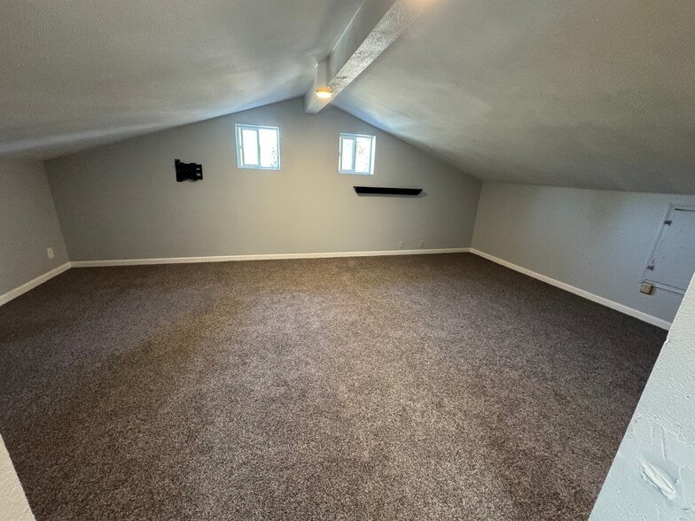 Large 3rd upstairs room/flex space - 14705 31st Ave NE