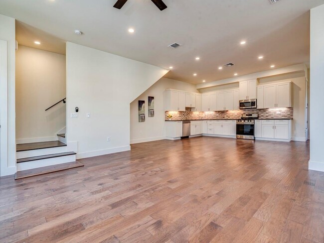 Building Photo - 6412 Carson Rdg