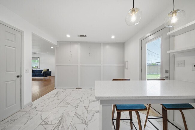 Building Photo - Updated 3 Bed, 1 Bath Home for Lease in Prime Midtown Location!