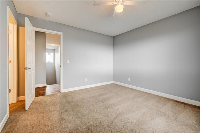 Building Photo - 3 bedroom 2 Bath Large Apartment Home $1,569/mo Rent