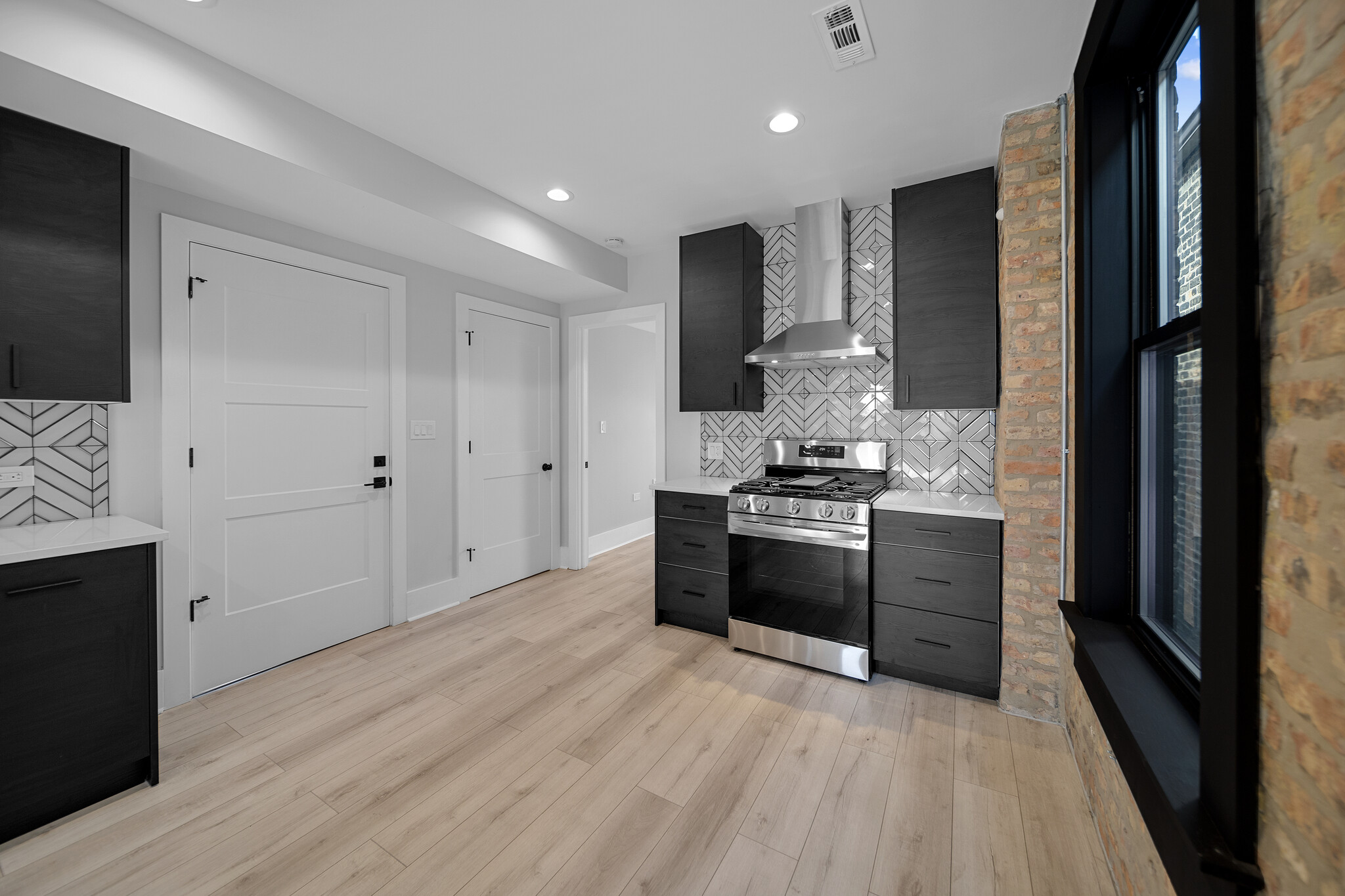 Building Photo - 1320 W 19th St