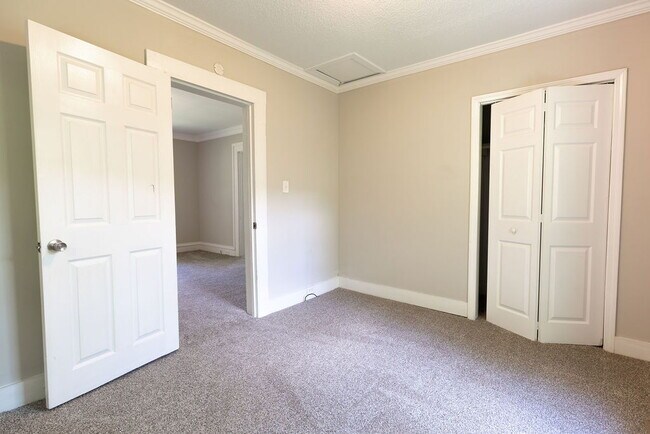 Building Photo - Recently Updated and Move-In Ready!