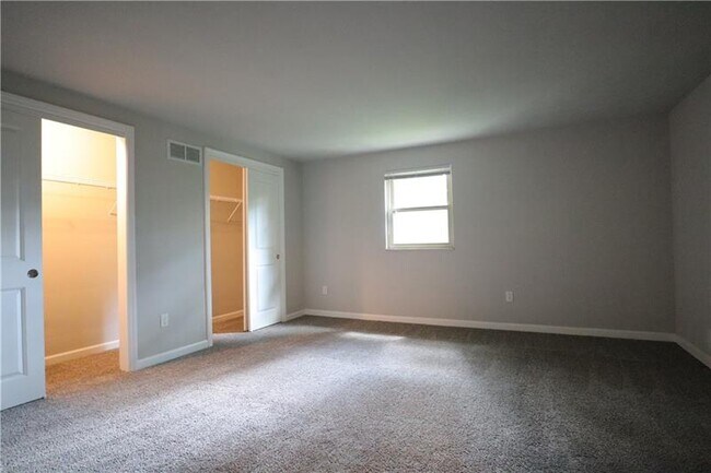 Building Photo - 604 Carriage Hill Dr