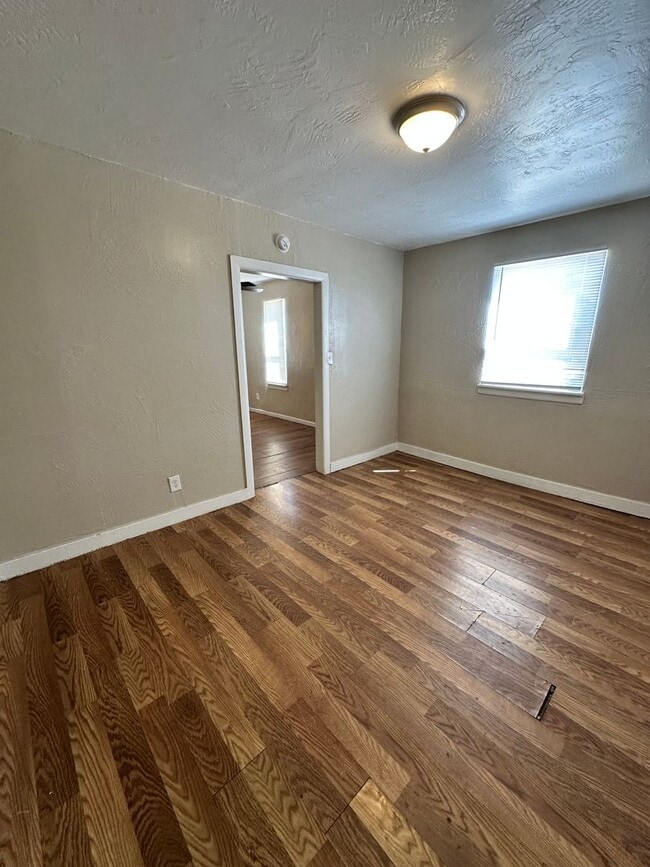 Building Photo - 212 SW 37th Ave