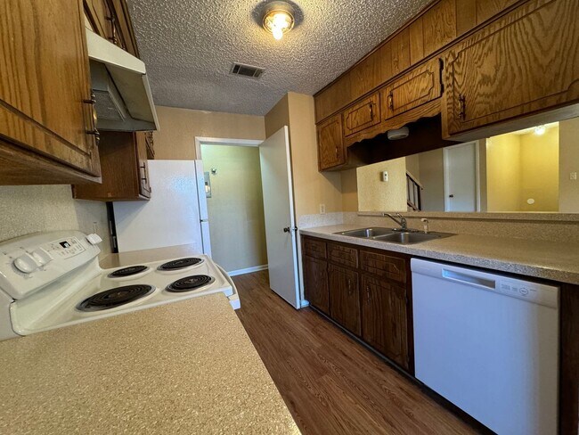 Building Photo - 3008 Chaucer Dr