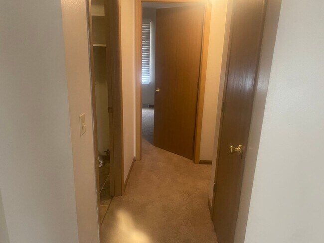 Building Photo - 612 E Madison St