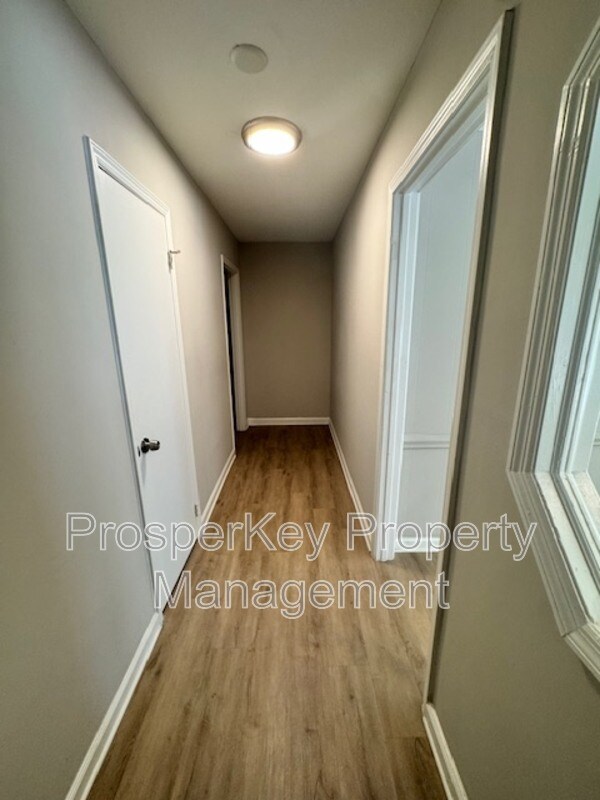 Building Photo - 4814 Fairview Dr