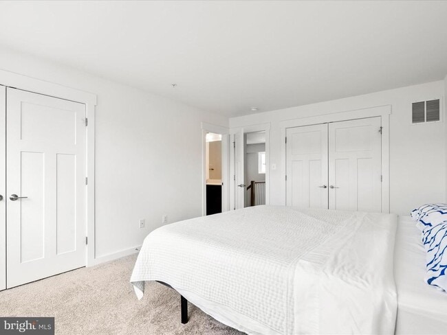 Building Photo - 404 Waverley Dr