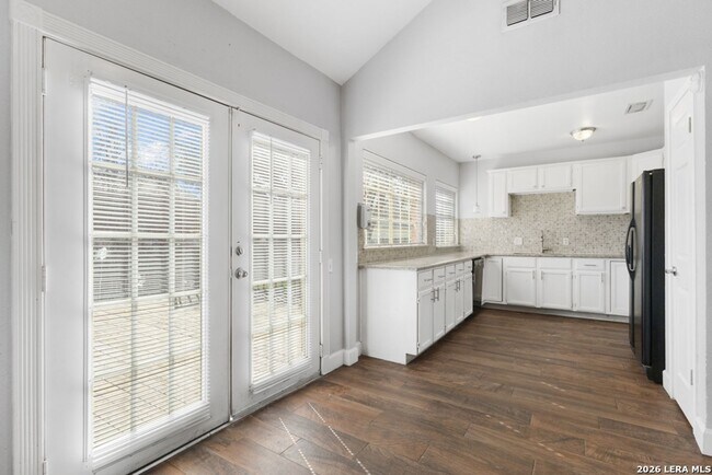 Building Photo - Charming Home Awaits: Spacious & Modern Living in a Prime Location