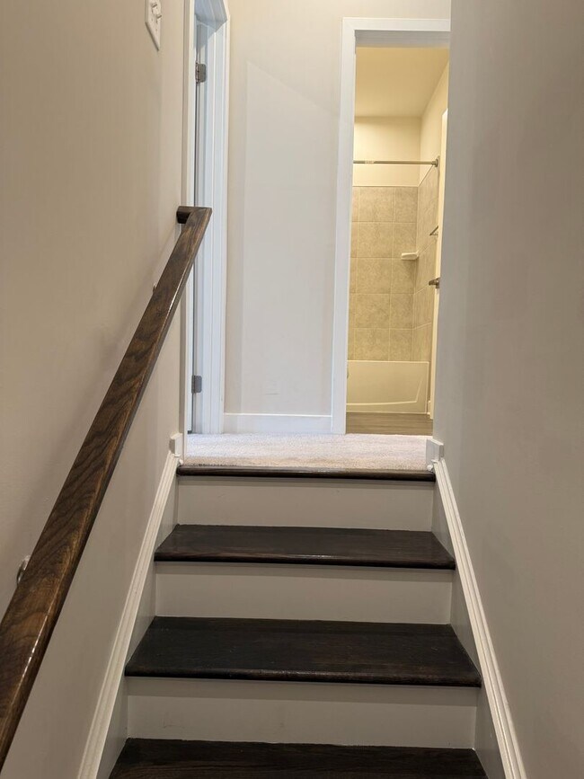 Building Photo - 3 Bedroom Townhouse - City Living with a G...