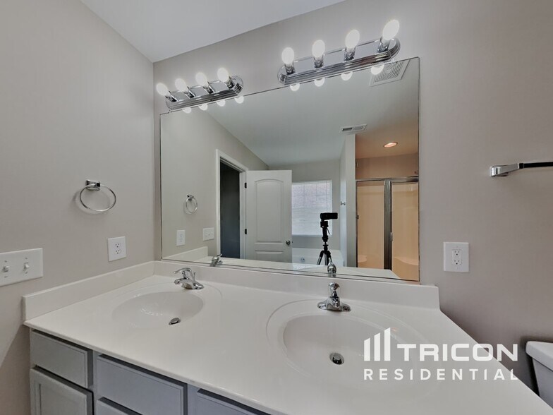 Building Photo - 7311 Village Acre Dr