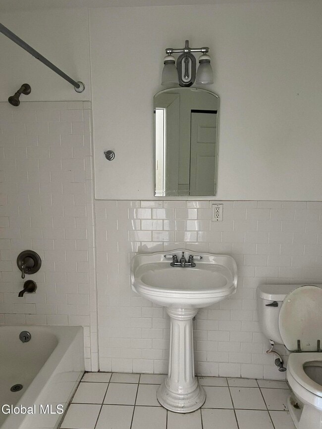 Building Photo - 5 Broadway