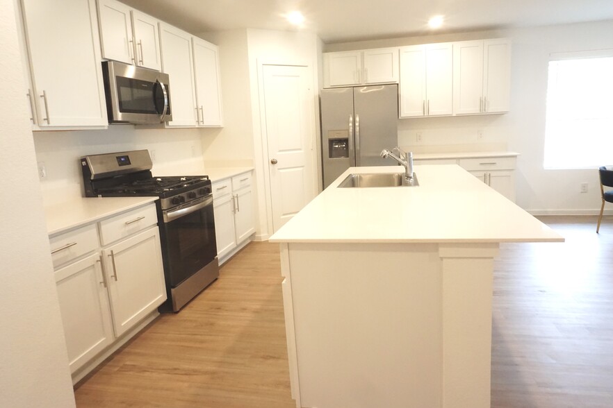 Building Photo - 5123 Sunvalley Bend Dr