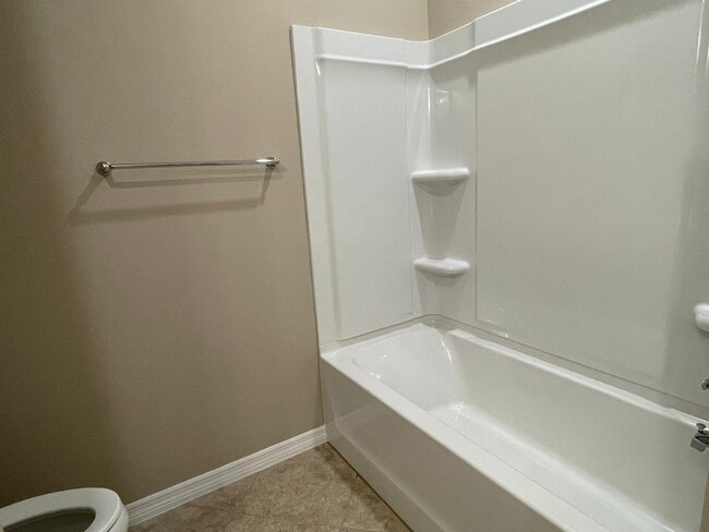 Building Photo - ***Move-In Special: 2 Weeks Free Rent! | B...