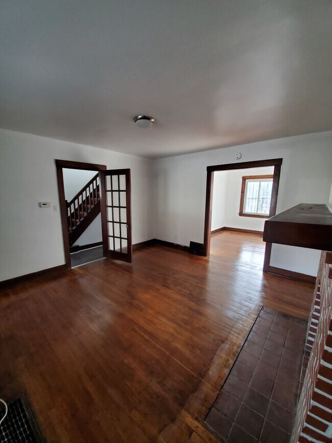 Building Photo - 3 Bedroom Section 8 approved! ASAP move in!