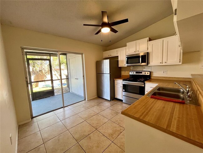 Building Photo - 945 Burlwood St