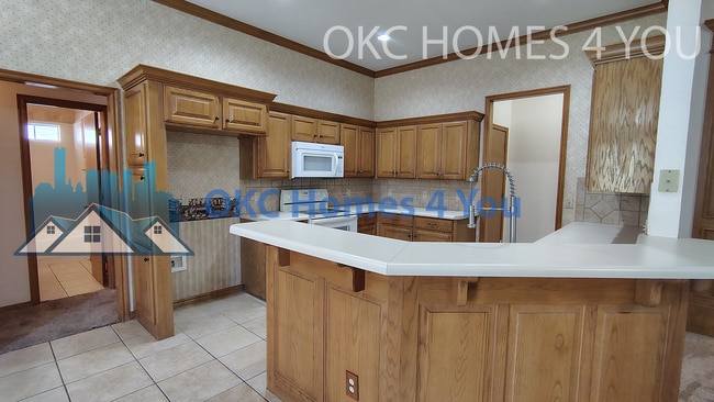 Building Photo - Beautiful 3 Bed + Office Home in Yukon off...