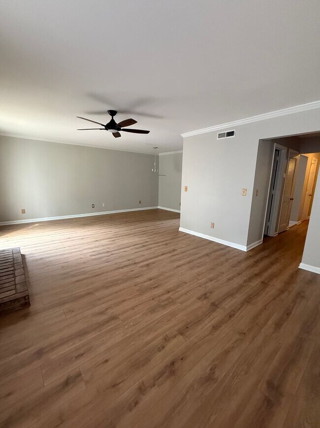 Building Photo - 502 Brentwood Pointe