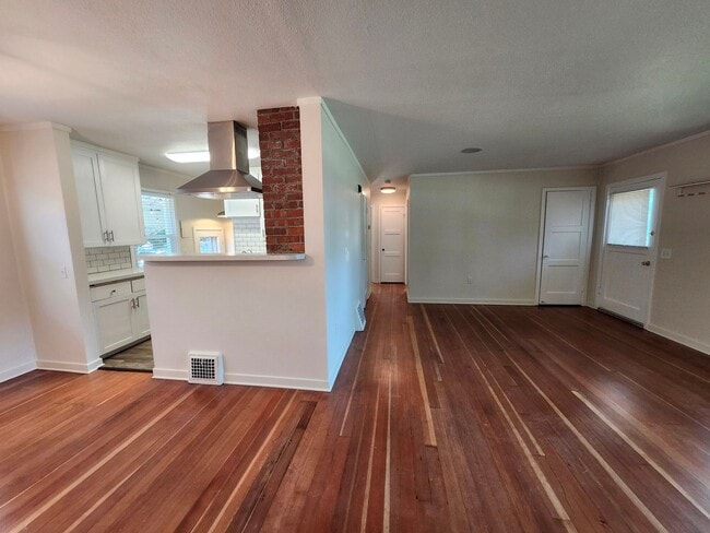 Building Photo - Location, Location - 2 blocks from Columbi...