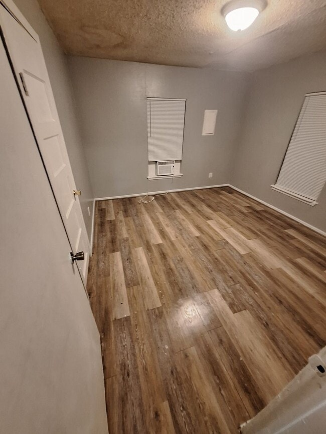 Building Photo - 3 bedroom, 1 bath