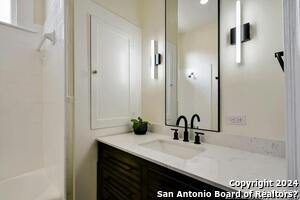 Building Photo - 423 W Woodlawn Ave