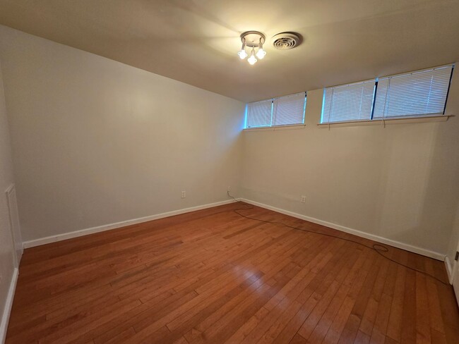 Building Photo - WASHINGTON SQUARE 2 BED 2 BATH BILEVEL APA...