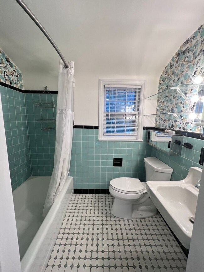 Building Photo - Recently Updated 2 Bedroom Home with Fence...