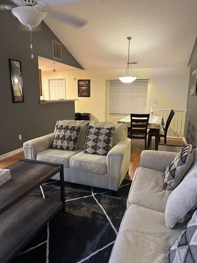 Building Photo - 4611 Court Yard Dr