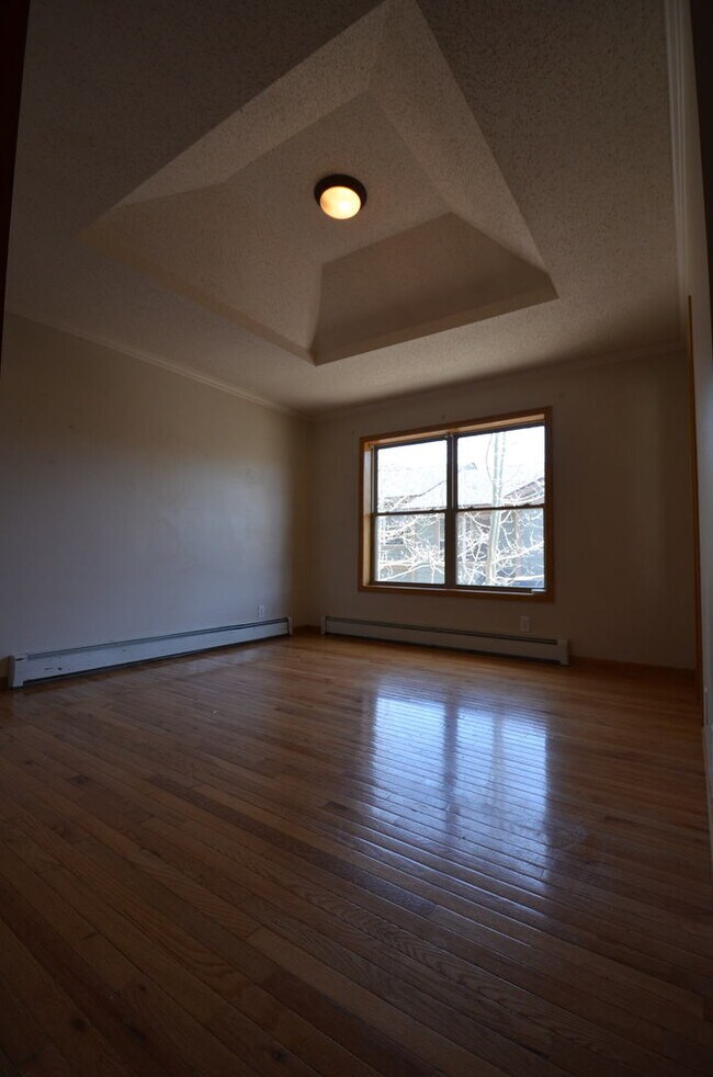 Building Photo - On Bus Route! 2bed/2.5 Bath, Sunny Town House! Fresh paint!
