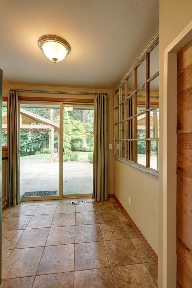 Building Photo - Welcome Home to Your Beautiful Oasis in En...