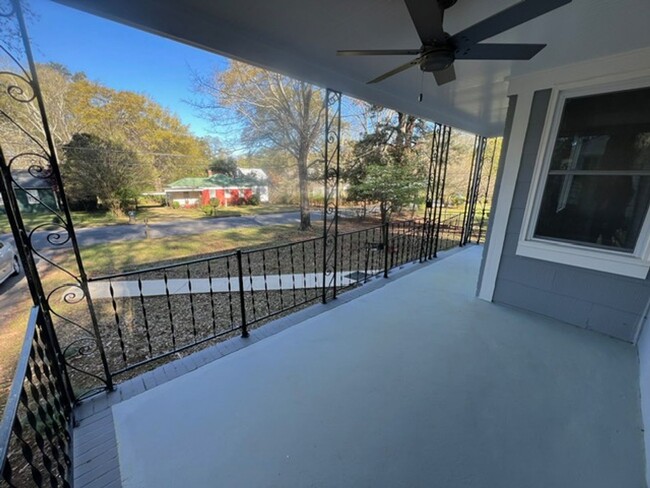 Building Photo - Newly renovated 2 bedroom 1 bath house!