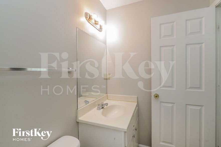 Building Photo - 2852 Beverly Hill St