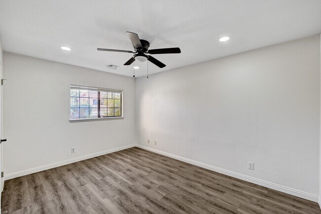 Building Photo - Clean and Ready to Move-in