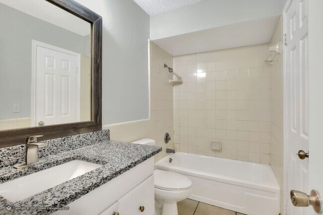 Building Photo - 2 Bedroom Townhouse with Views of County P...
