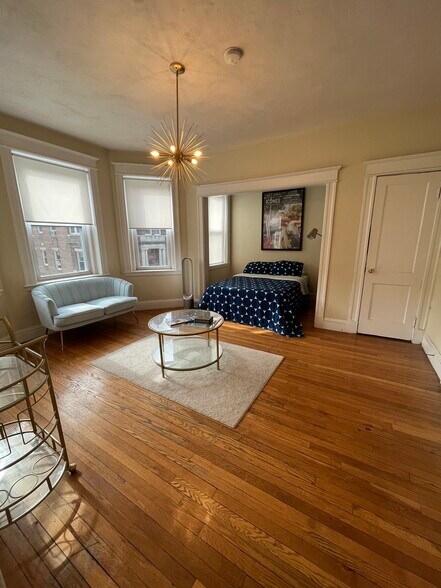 Primary Photo - 60 Woodstock Ave