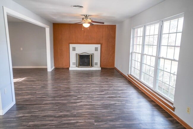 Building Photo - Must see 3 bed, 2 bath home near the University of Oklahoma campus.