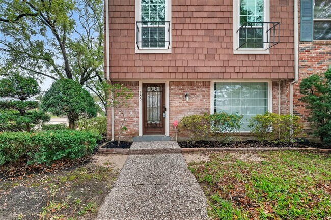 Building Photo - 500 N Post Oak Ln