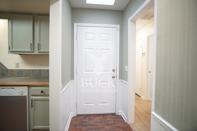 Building Photo - 1630 Kavel Dr