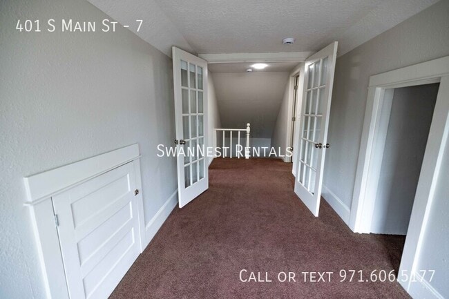 Building Photo - 401 S Main St