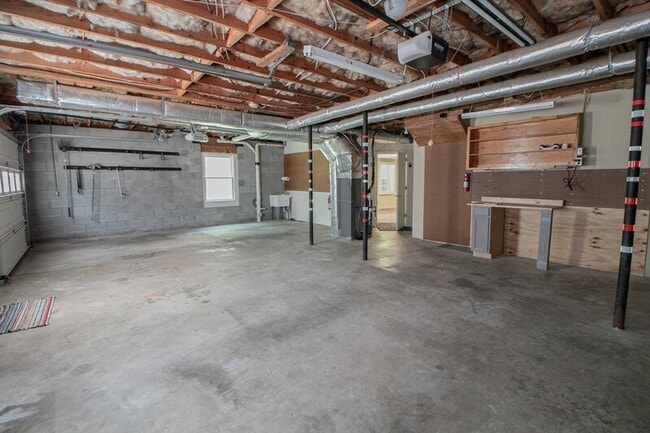 Building Photo - 815 Shady Bluff Trail