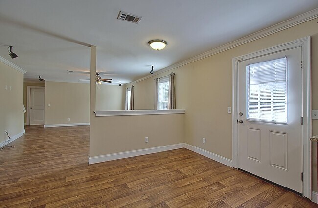 Building Photo - 41 E Clay St