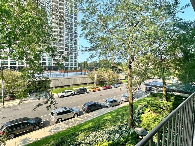 Building Photo - 1960 N Lincoln Park W
