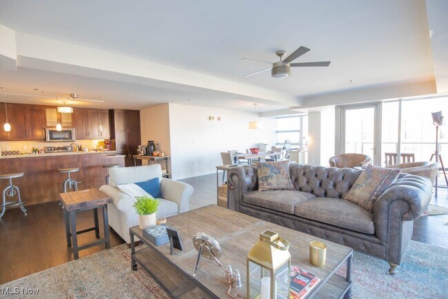 Building Photo - 701 W Lakeside Ave