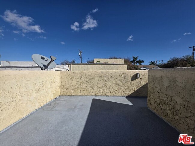 Building Photo - 517 N Francisca Ave