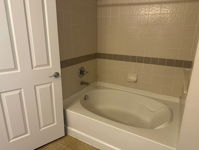 Building Photo - Updated upper floor condo with great south...