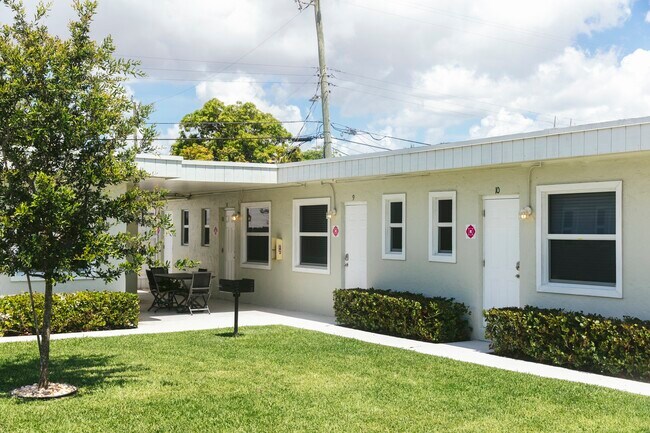 Courtyard 2 - 2001 N Dixie Hwy