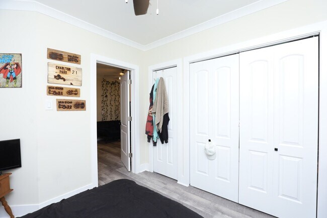 Building Photo - 3839 N Greenview Ave