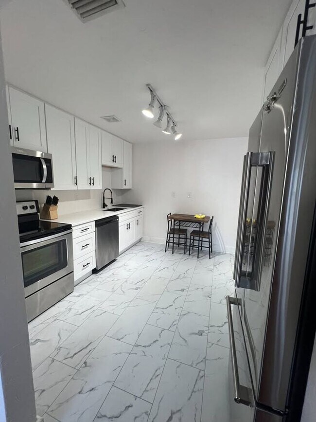 Building Photo - 2-Bedroom Home in Prime St. Pete Location!...