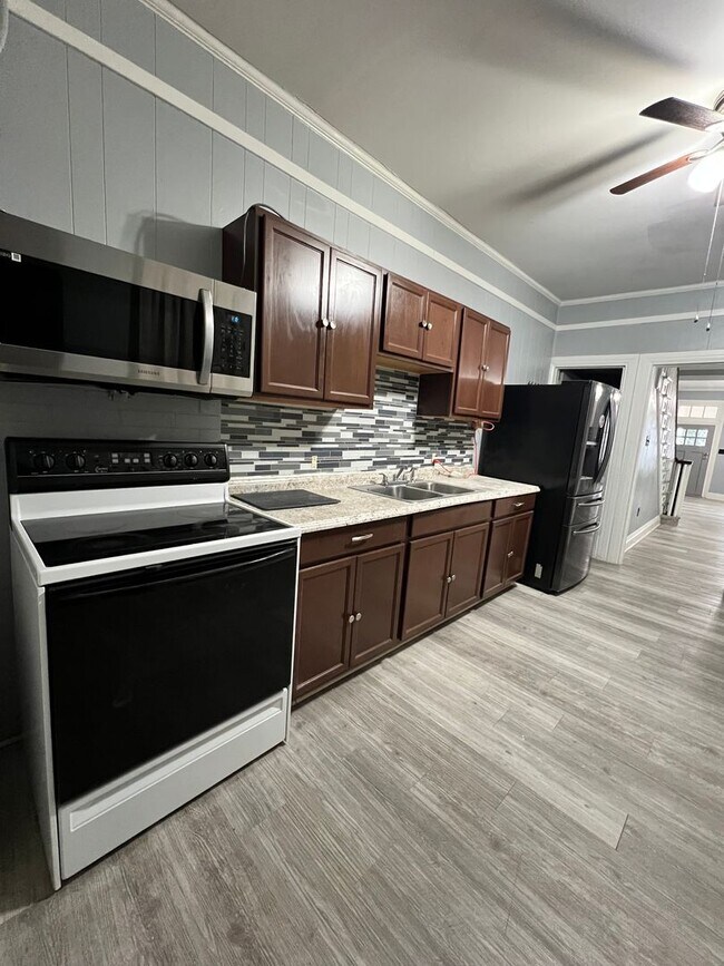 Building Photo - 5 Bedroom 1 Bath Home Available